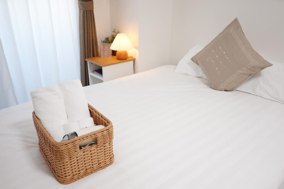 Bed, Bedroom, towels