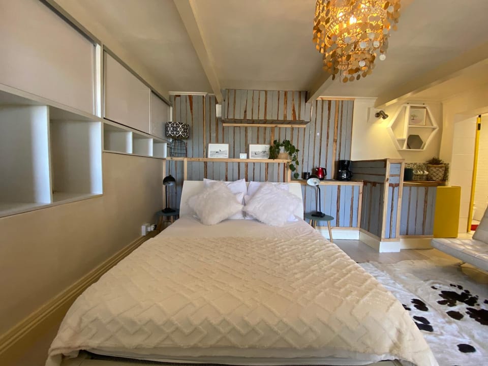 Oceanview Sunset Retreat in Bakoven, Camps Bay Apartment in Cape Town