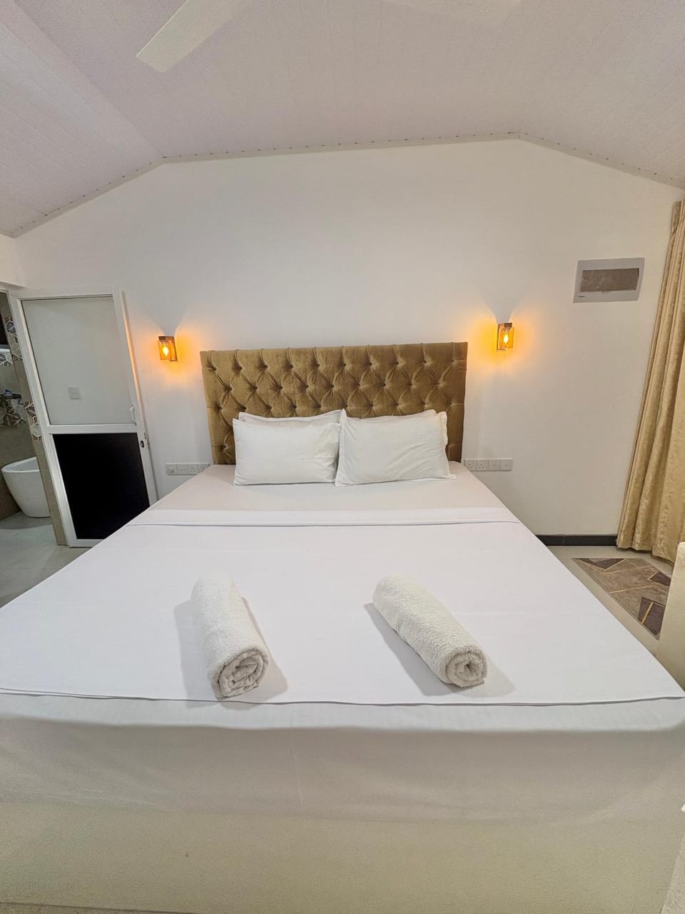Bed, Photo of the whole room, Bedroom, towels, air conditioner