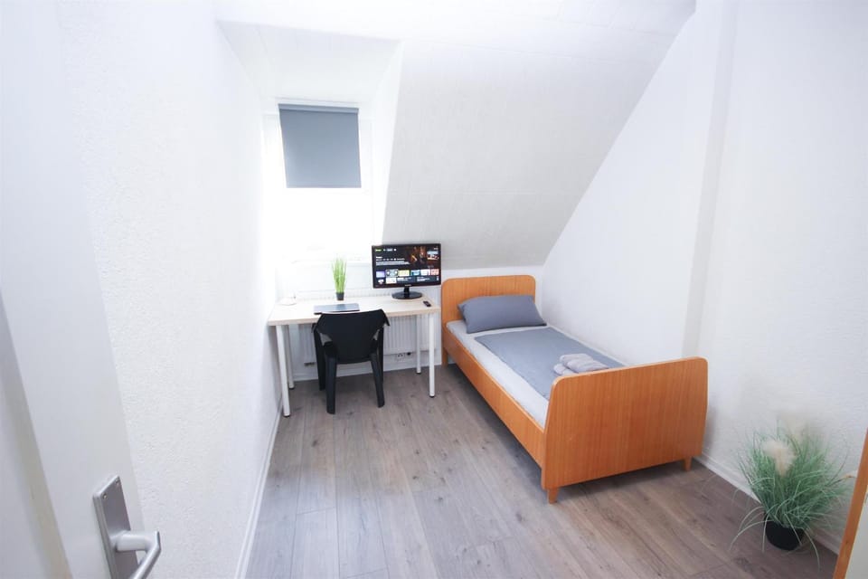 Bed, TV and multimedia, Living room, Seating area, Bedroom