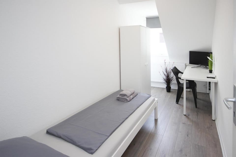 Bed, TV and multimedia, Photo of the whole room, Bedroom, towels