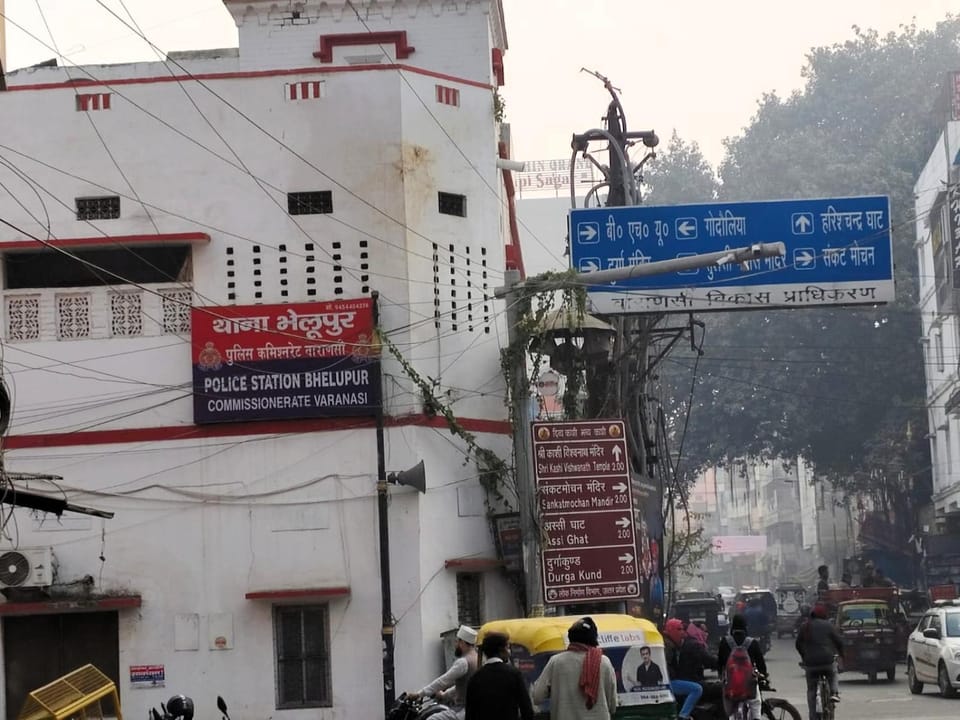 Day, People, Neighbourhood, Natural landscape, City view, Street view, Location, group of guests, Parking