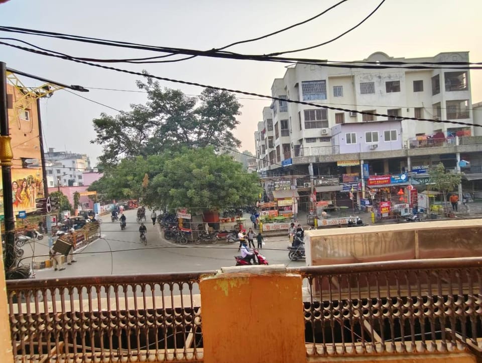 Property building, Day, People, Neighbourhood, City view, Street view, Location, group of guests