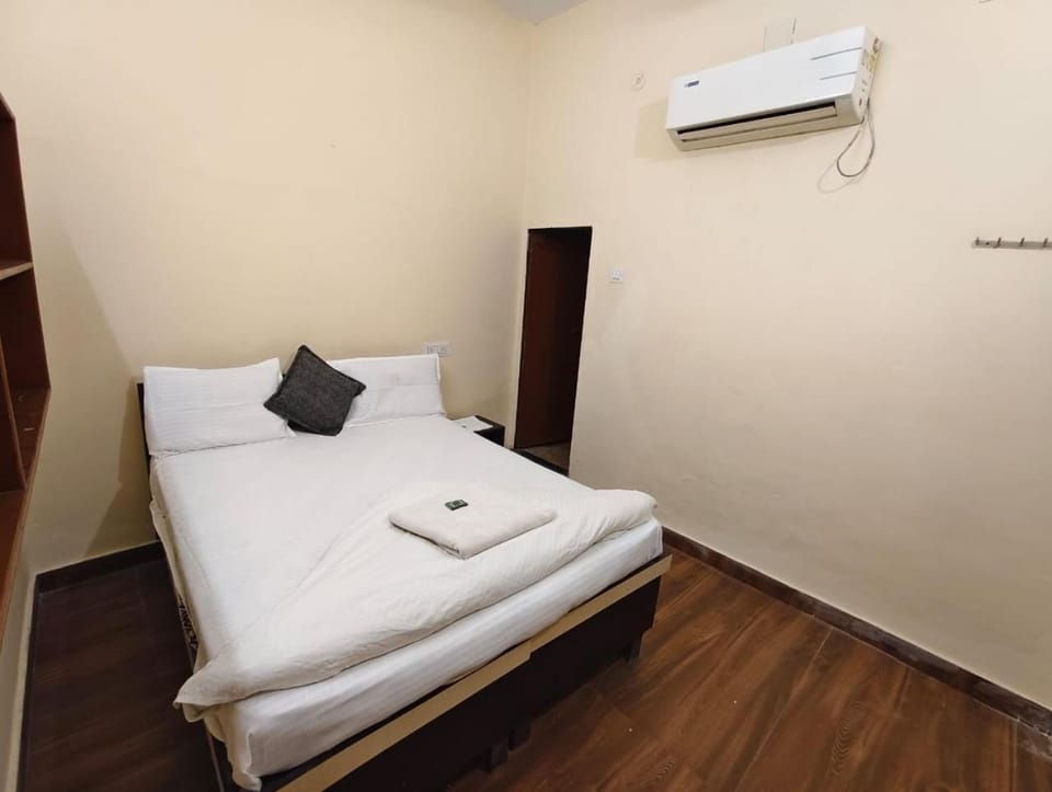 Bed, Photo of the whole room, Bedroom, towels, air conditioner