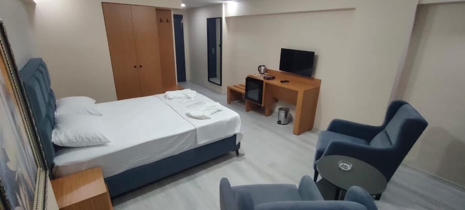 Bed, TV and multimedia, Photo of the whole room, Seating area, Bedroom, wardrobe