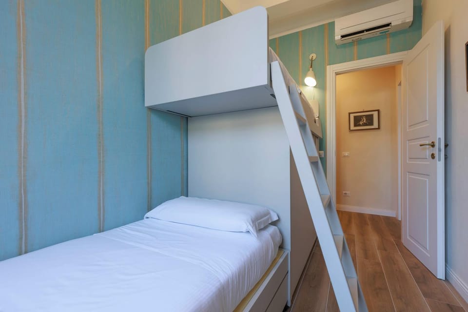 Bedroom, bunk bed
