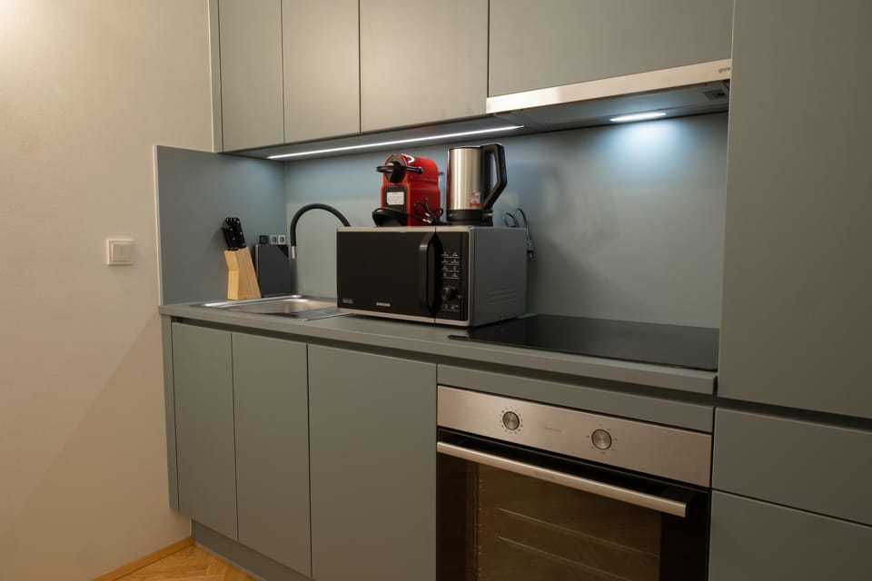 Coffee/tea facilities, Kitchen or kitchenette, dishwasher, oven, stove, toaster