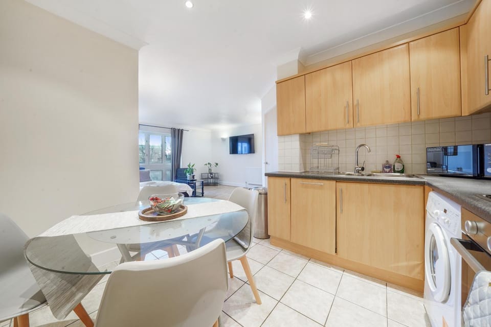 TV and multimedia, Kitchen or kitchenette, Living room, Seating area, Dining area