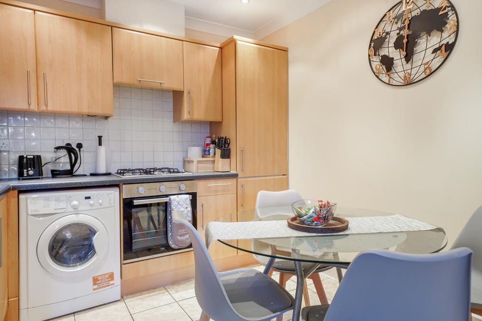 Coffee/tea facilities, Kitchen or kitchenette, Dining area, dishwasher, oven, toaster, washing machine
