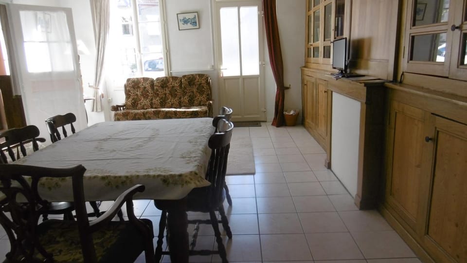 Living room, Seating area, Dining area, pet friendly