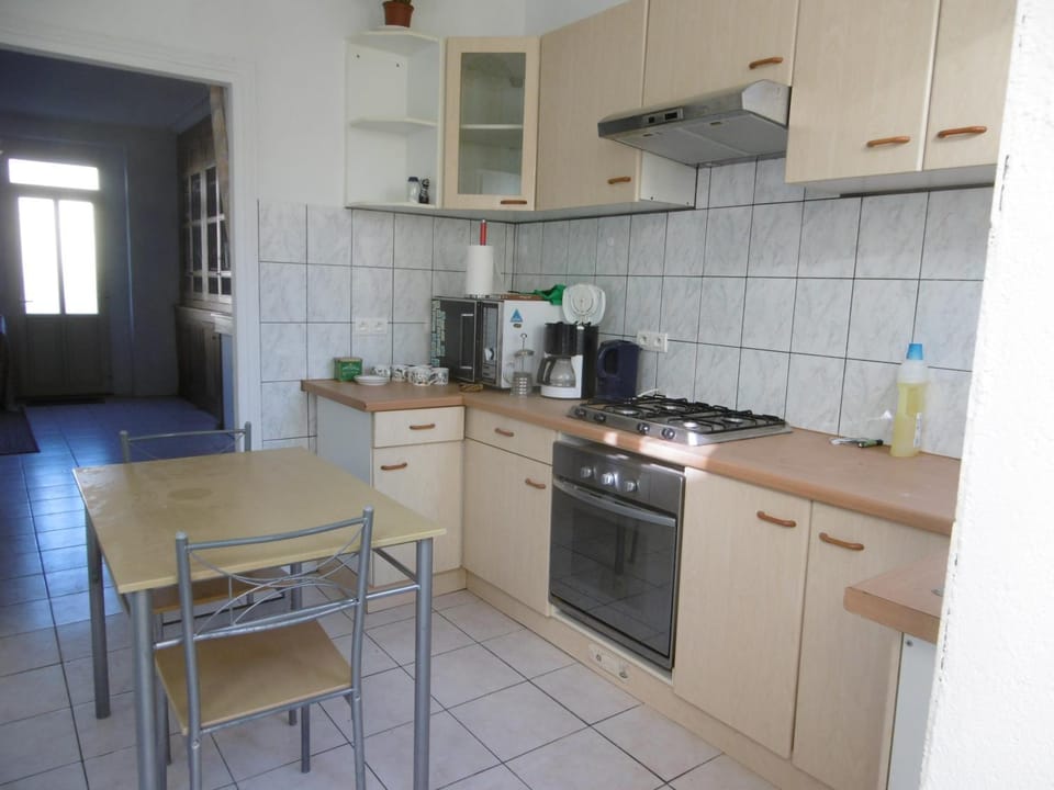 Coffee/tea facilities, Dining area, oven, pet friendly, stove, kitchen
