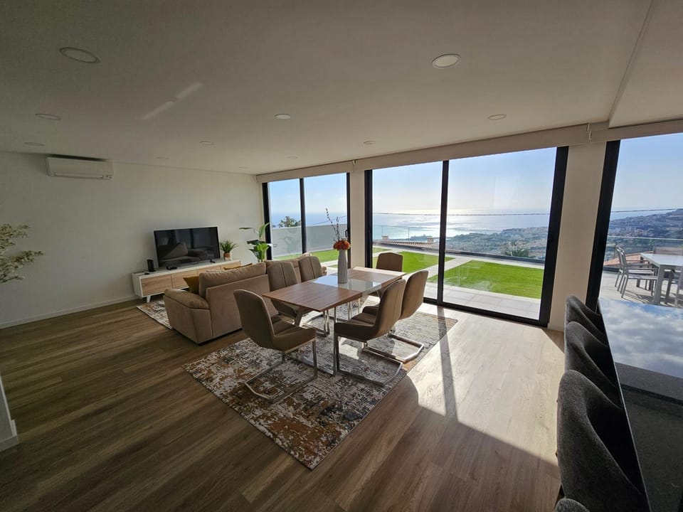 Communal lounge/ TV room, Day, Natural landscape, TV and multimedia, View (from property/room), Balcony/Terrace, Living room, Seating area, Dining area, Mountain view