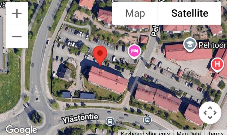 Bohemian Luxury with private Sauna, own carparking, 3 km from airport Apartment in Helsinki