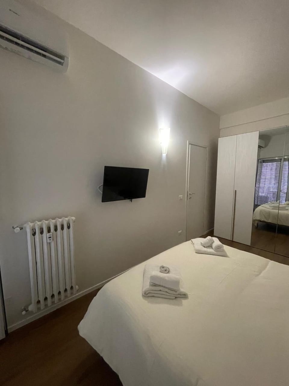 Bed, TV and multimedia, Photo of the whole room, Bedroom, air conditioner