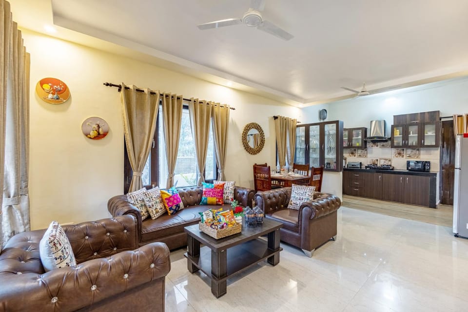 Coffee/tea facilities, Kitchen or kitchenette, Living room, Seating area, Dining area