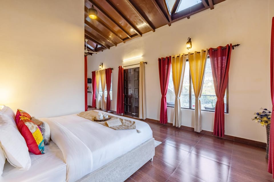 Bed, Living room, Photo of the whole room, Seating area, Bedroom