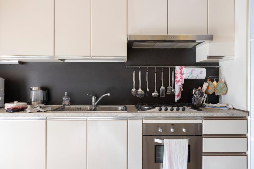 Kitchen or kitchenette, minibar, stove