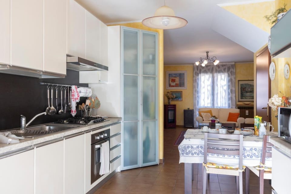 Kitchen or kitchenette, Dining area, dishwasher, minibar, oven, stove