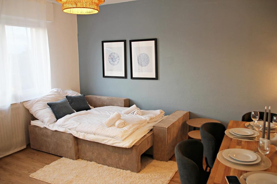 Bed, Living room, towels