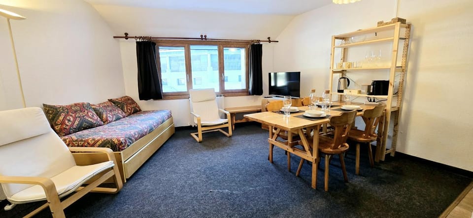 TV and multimedia, Photo of the whole room, Seating area, Dining area