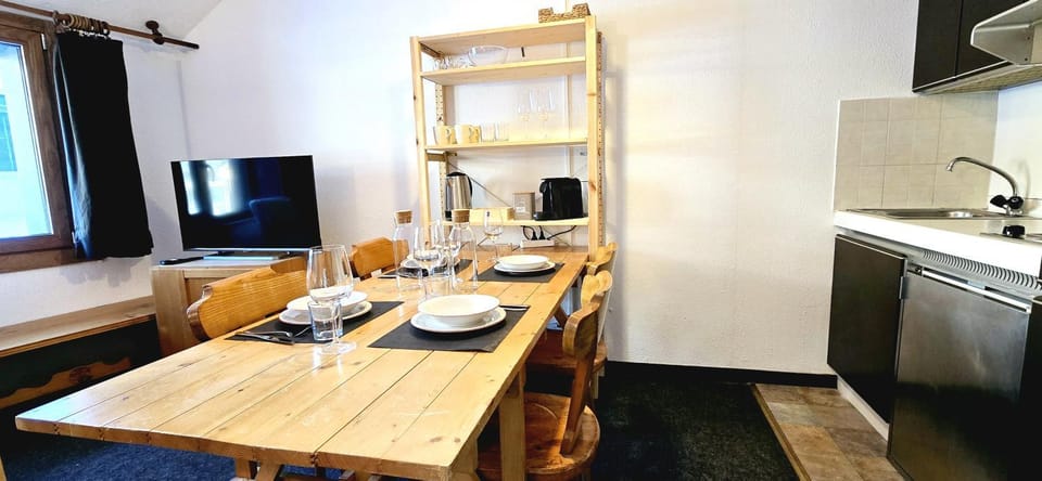 Kitchen or kitchenette, Dining area