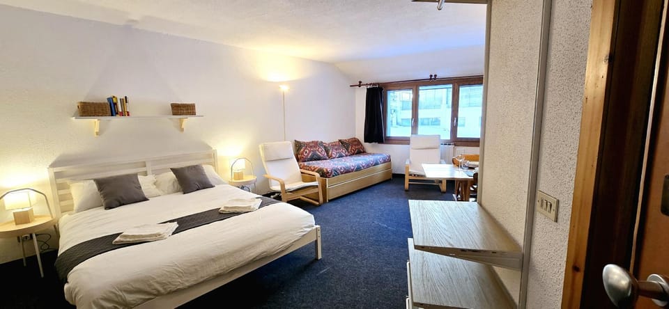 Bed, Photo of the whole room, Bedroom, towels