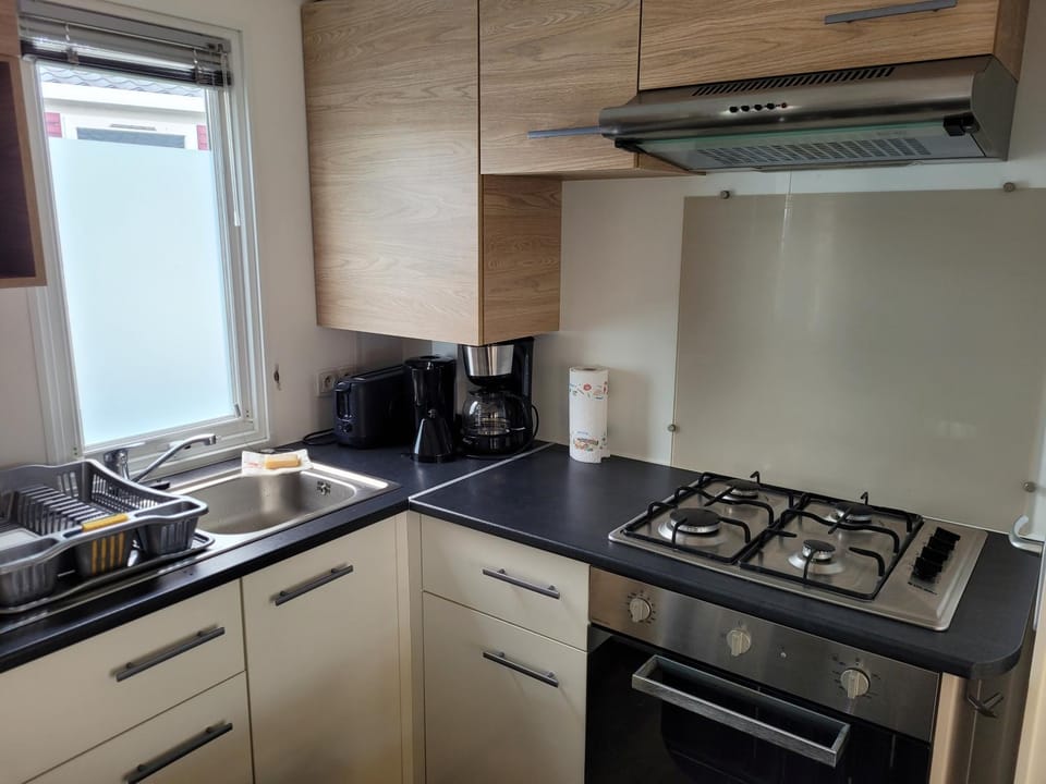 Coffee/tea facilities, microwave, oven, stove, kitchen