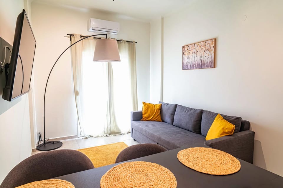 Bed, TV and multimedia, Living room, Photo of the whole room, Decorative detail, Seating area, Evening entertainment, Bedroom, air conditioner