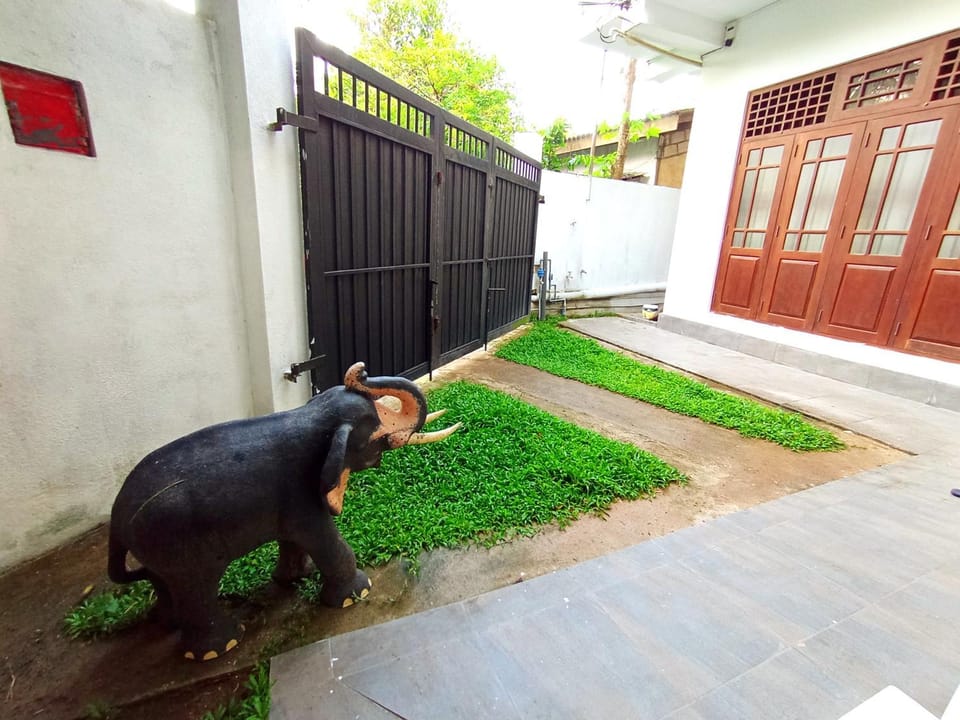 Smart White Villa Bed and Breakfast in Mirissa