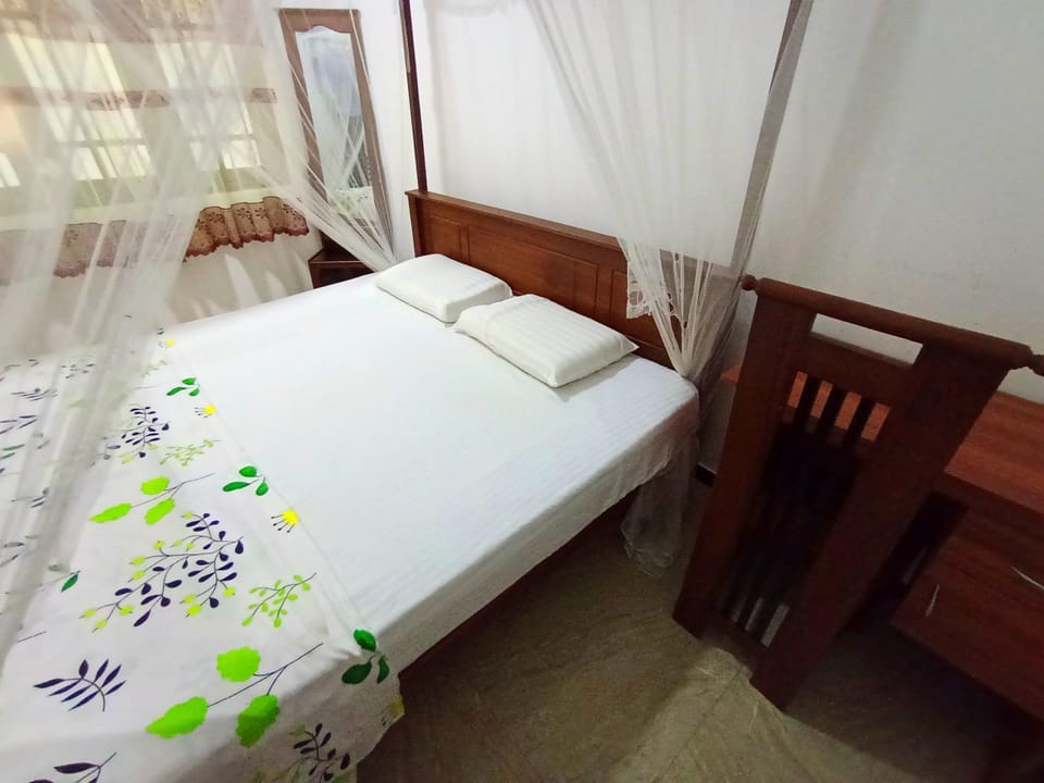Smart White Villa Bed and Breakfast in Mirissa