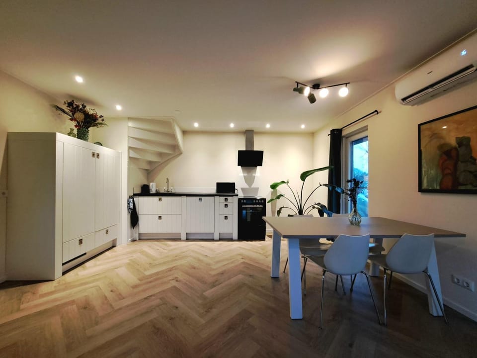 Coffee/tea facilities, Kitchen or kitchenette, Dining area, dishwasher, oven, stove, kitchen, air conditioner