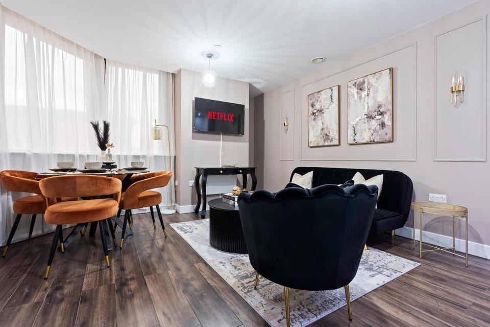 Communal lounge/ TV room, TV and multimedia, Living room, Seating area, Dining area, Evening entertainment