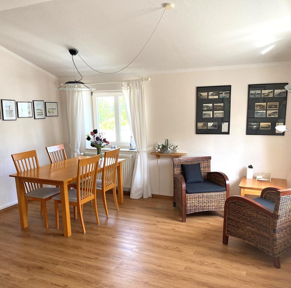 Living room, Photo of the whole room, Decorative detail, Dining area