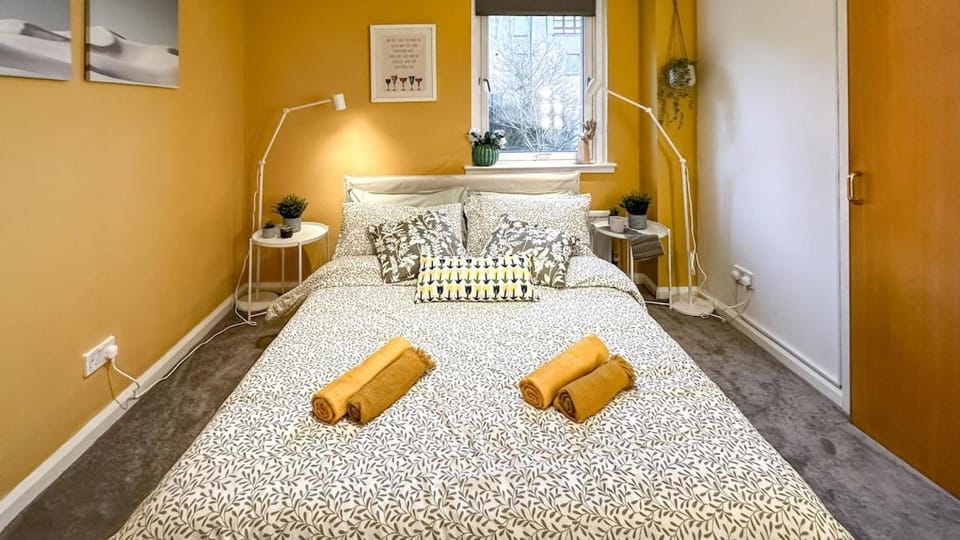 Sunny day new flat with 5 beds Apartment in Scotland