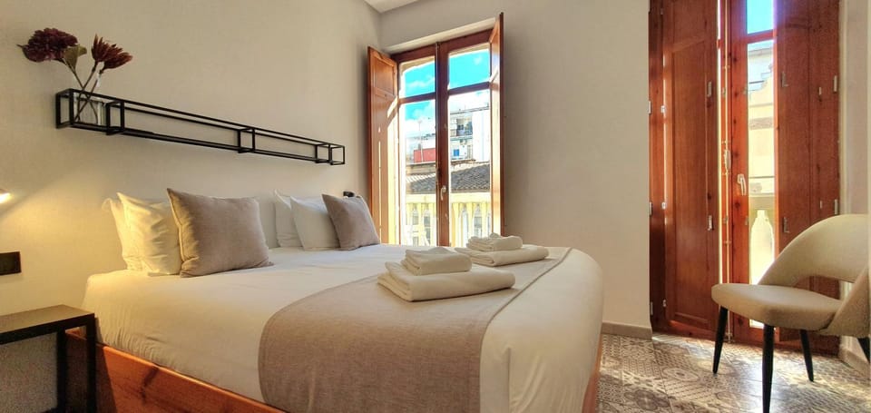 Bed, Photo of the whole room, Bedroom, Street view