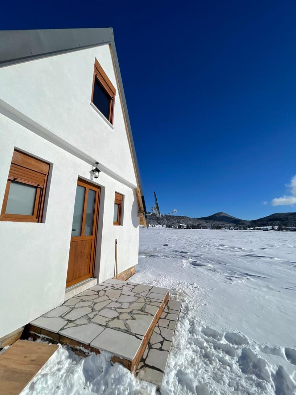 Property building, Day, Natural landscape, Winter, Mountain view