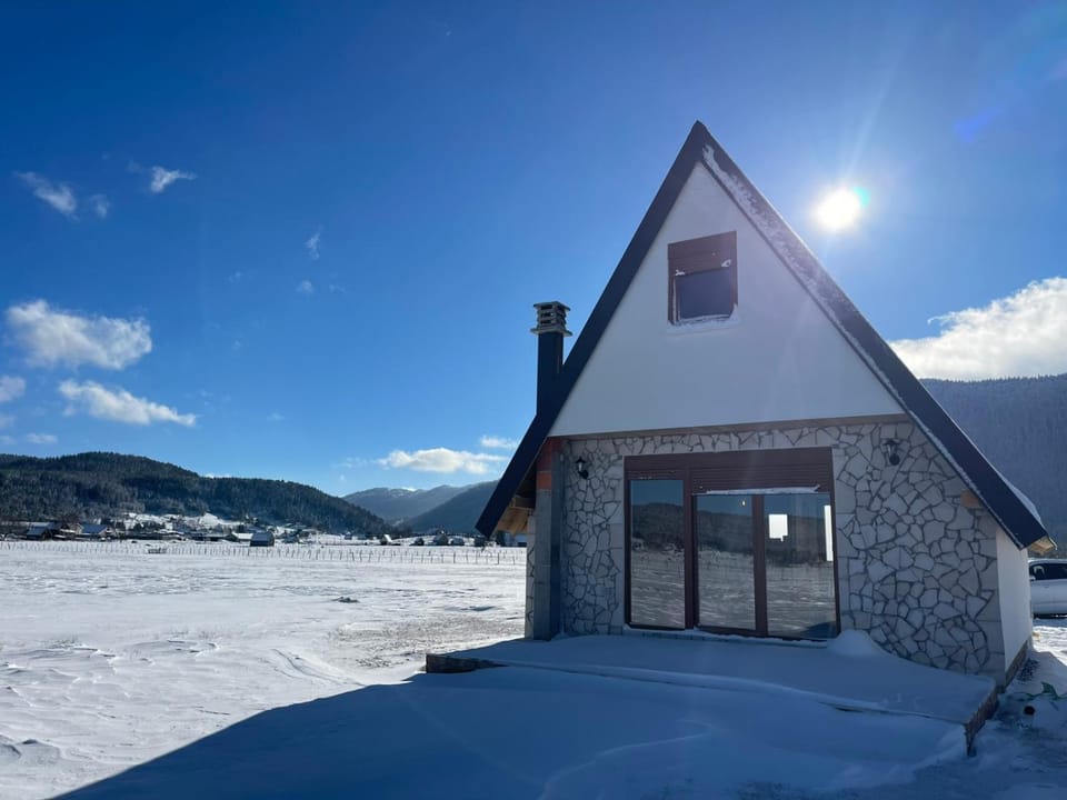 Property building, Day, Natural landscape, Winter, Mountain view