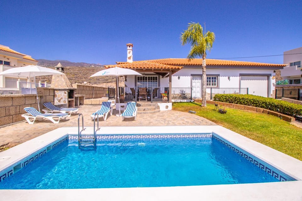 Property building, Pool view, Swimming pool, sunbed