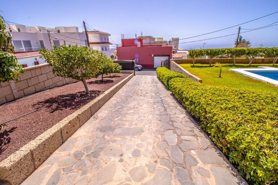 Property building, Garden, Garden, Garden view, Pool view, Swimming pool