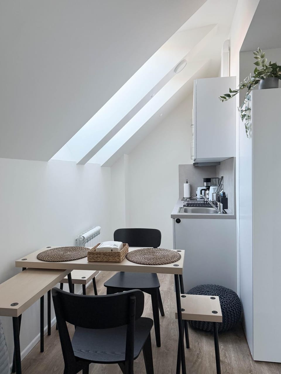 Kitchen or kitchenette, Dining area