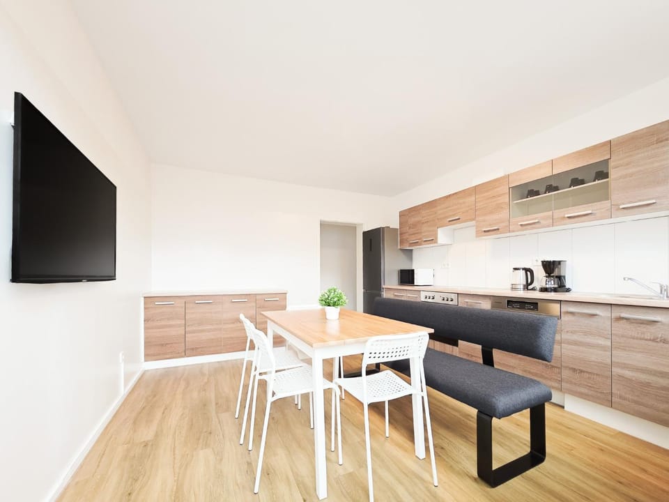 TV and multimedia, Coffee/tea facilities, dishwasher, microwave, oven, stove, kitchen