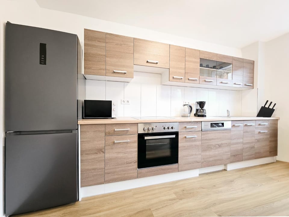 Coffee/tea facilities, dishwasher, microwave, oven, stove, kitchen