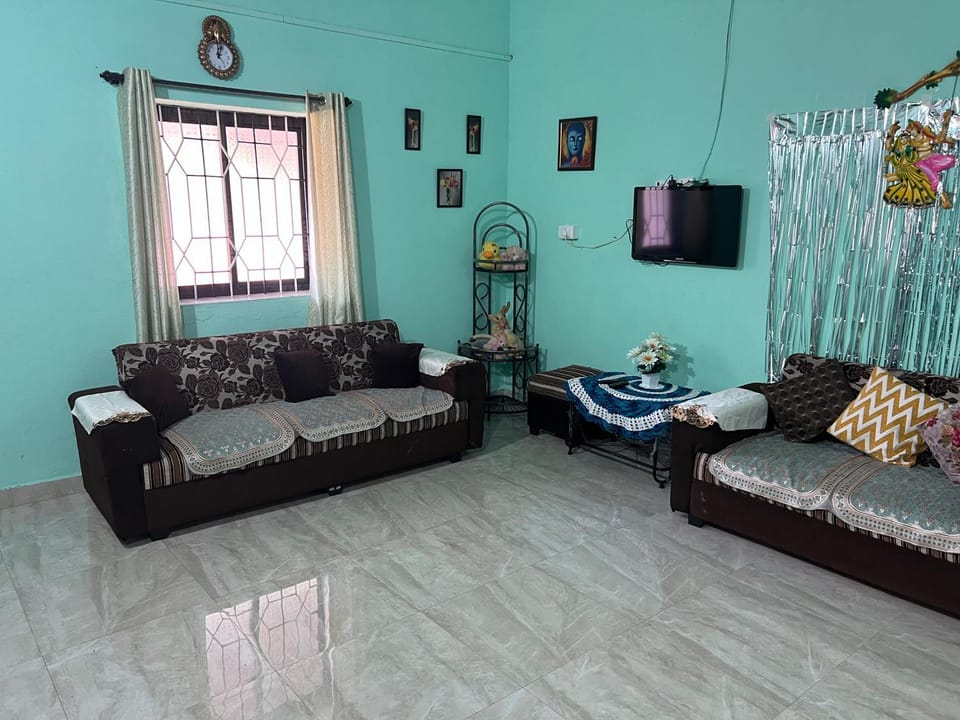 Communal lounge/ TV room, TV and multimedia, Living room, Seating area, Evening entertainment