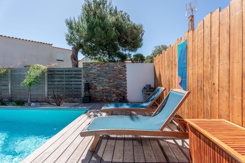 Swimming pool, sunbed