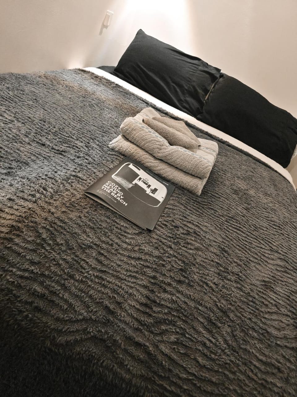 Bed, towels
