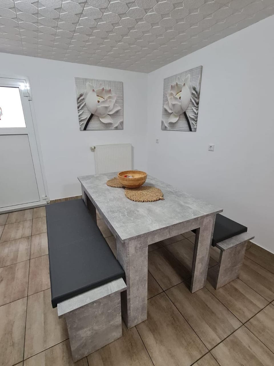 Seating area, Food