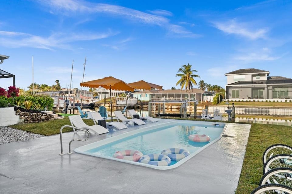 Casa Azul - Waterfront Villa with Pool & Dock Villa in Marco Island