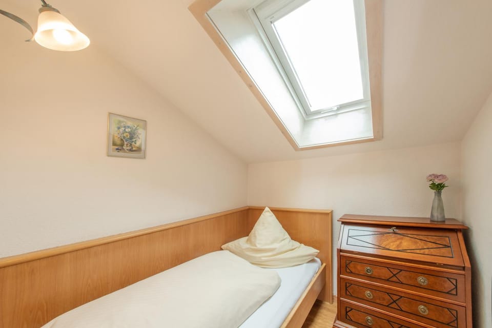 Photo of the whole room, Bedroom, Garden view, Mountain view