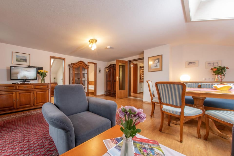 Living room, Decorative detail, Garden view, Garden view, Mountain view, Mountain view