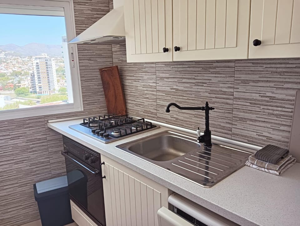 Kitchen or kitchenette, pet friendly, stove